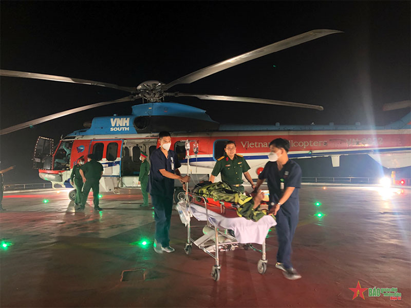 Bộ Quốc phòng điều trực thăng đưa bệnh nhân từ Trường Sa về đất liền điều trị